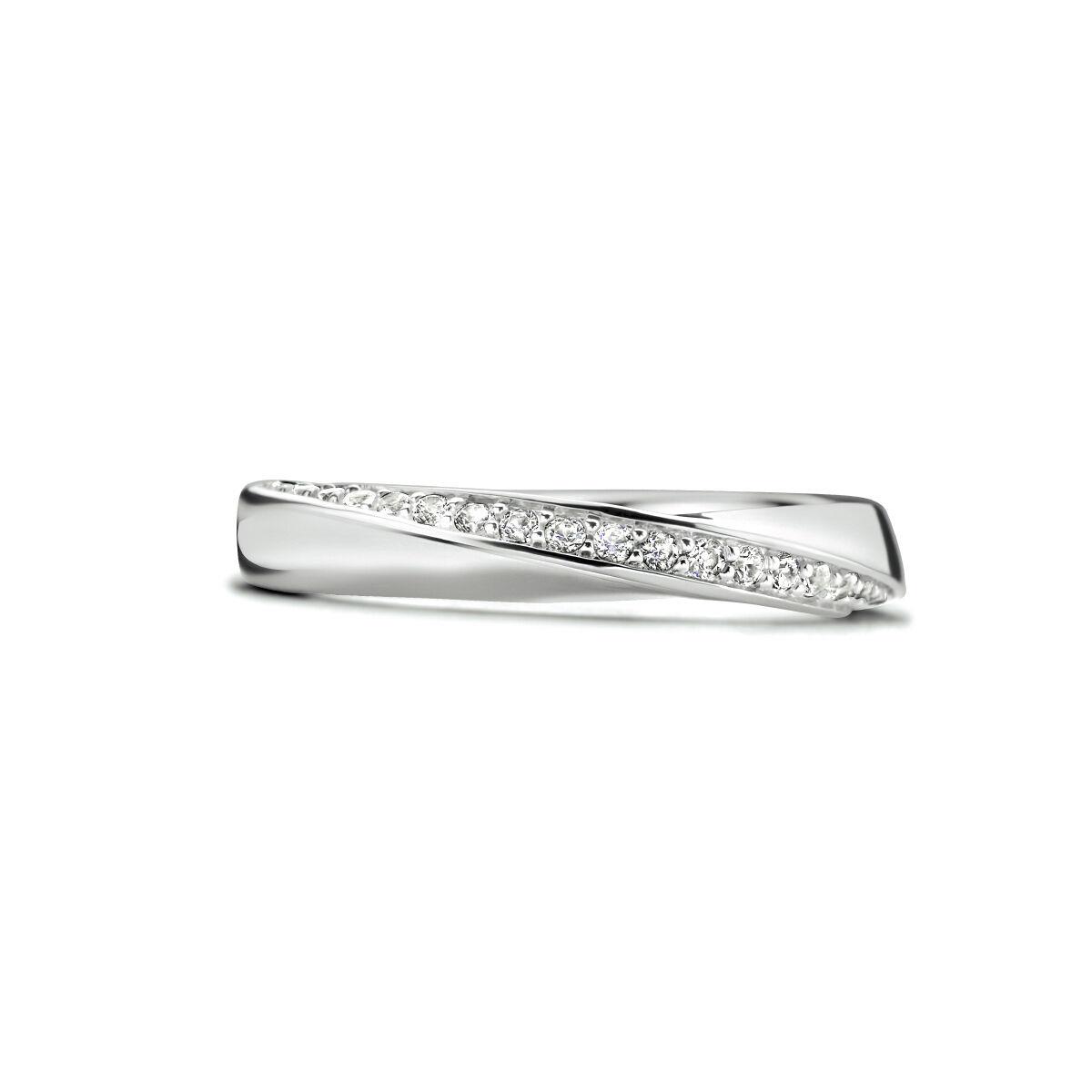 Ring mit Zirkonia gedreht