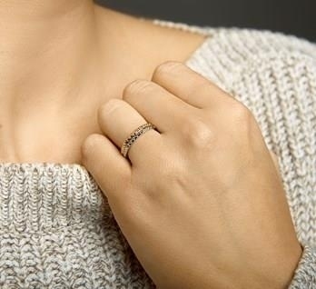 Ring in Rotgold mit Nietenoptik