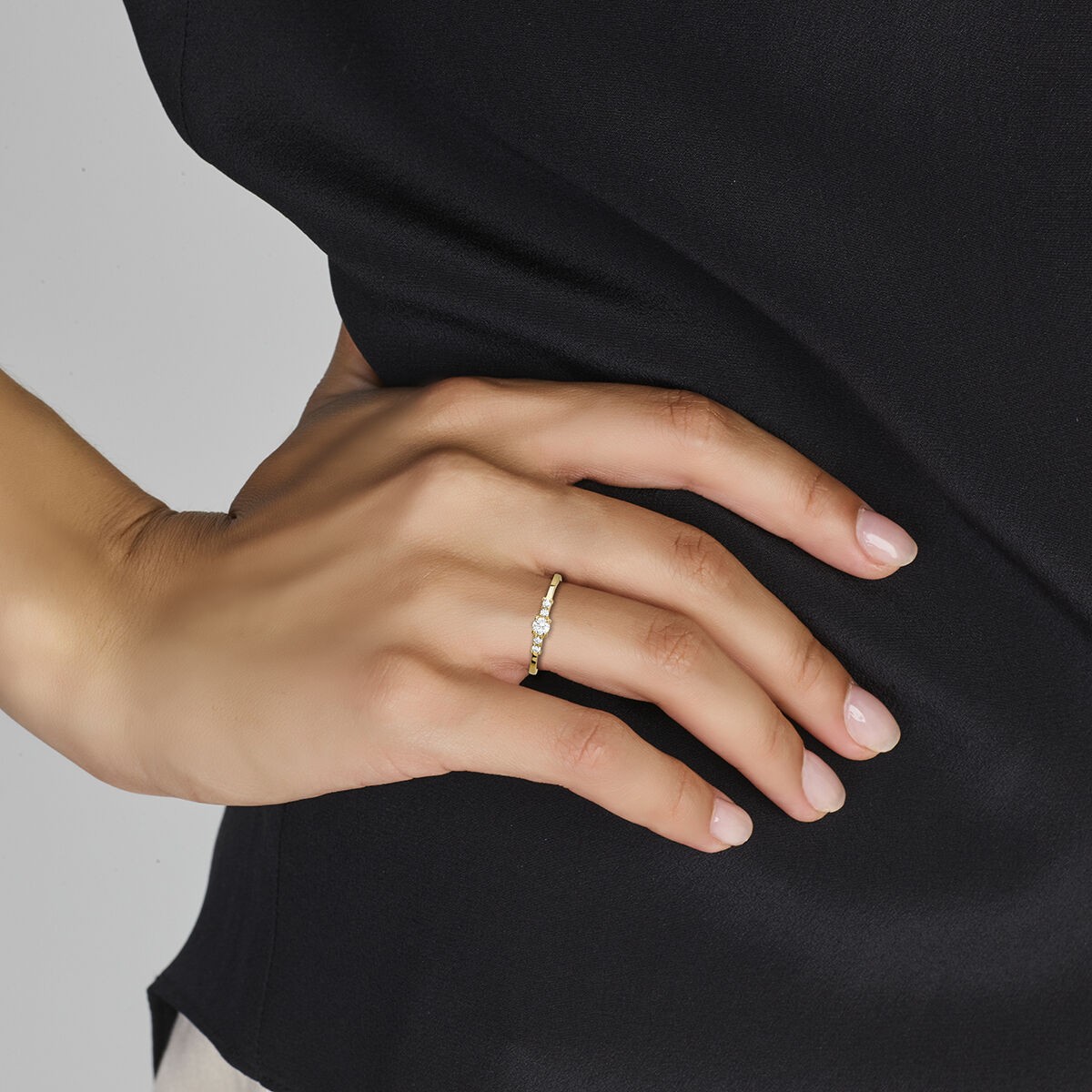 Solitaire Ring mit seitl. Steinbesatz