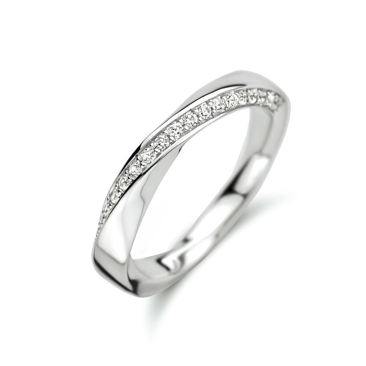Ring mit Zirkonia gedreht