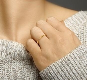 Ring in Rotgold mit Nietenoptik