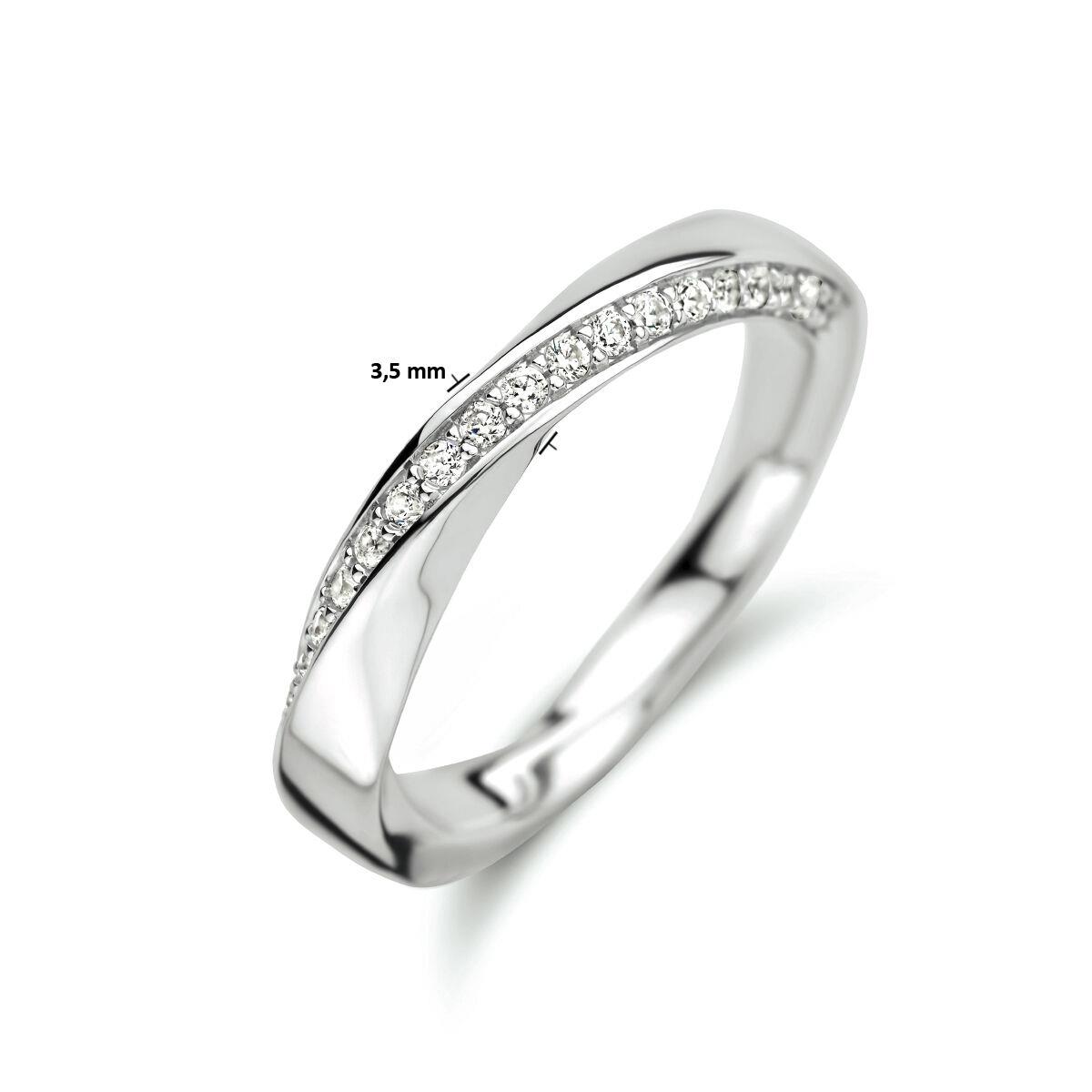 Ring mit Zirkonia gedreht