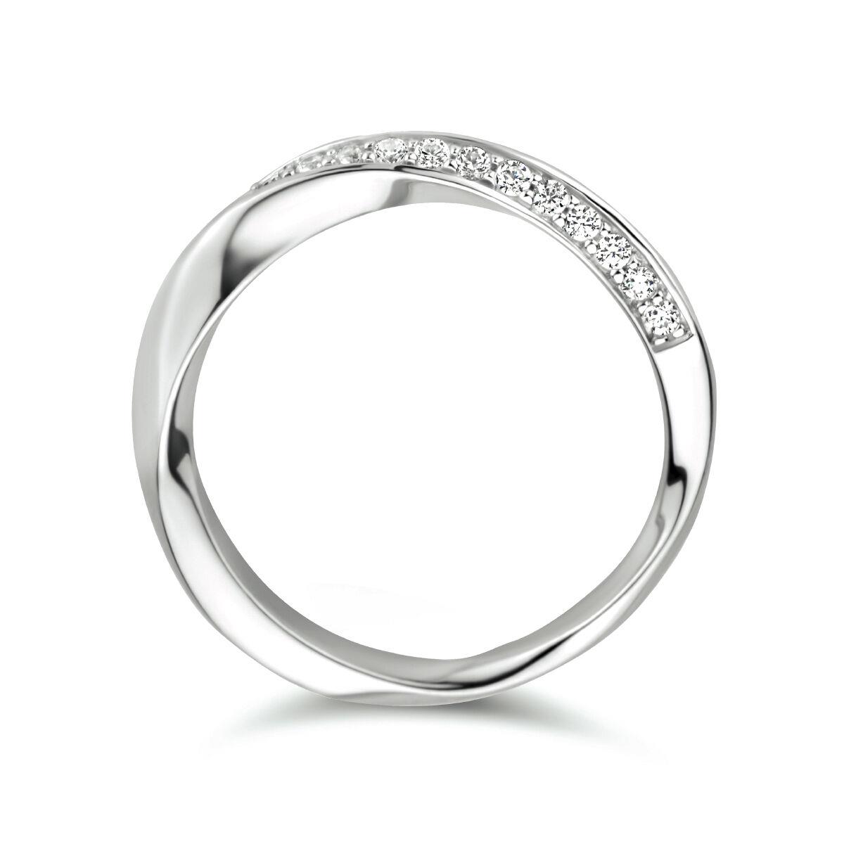 Ring mit Zirkonia gedreht